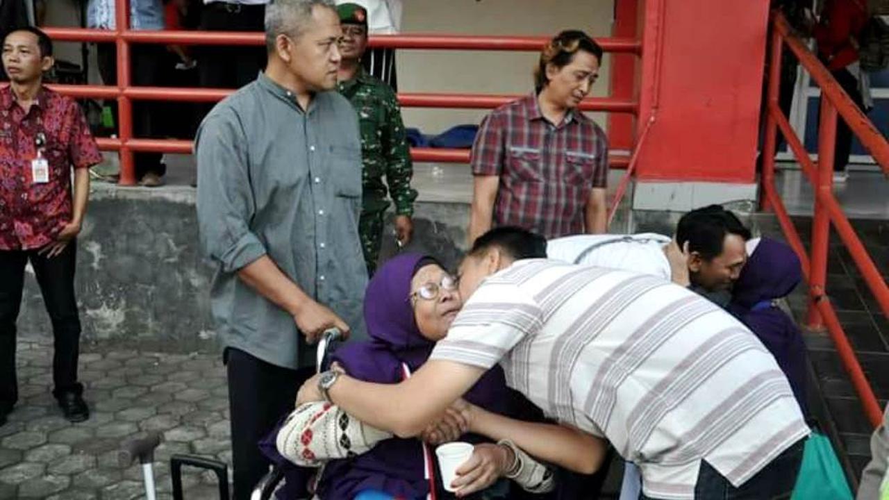 Tangis haru mewarnai kepulangan jemaah haji Banyumas di GOR Satria Purwokerto. (Liputan6.com/Humas Banyumas/Muhamad Ridlo)