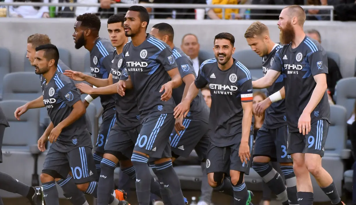Foto pemain depan  New York City, David Villa (ketiga kanan) saat berselebrasi dengan rekan-rekannya usai mencetak gol ke gawang Los Angeles FC di Banc of California Stadium di Los Angeles, California 13 Mei 2018. Di klub ini Villa tetap mengenakan nomor punggung 7. (Harry How/Getty Images/AFP)