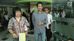 Aktor Tora Sudiro  didampingi kuasa hukum keluar dari Rumah Sakit Ketergantungan Obat (RSKO) Cibubur, Jakarta, Senin (14/8). Tora Sudiro mendapatkan penangguhan penahanan, dengan alasan kondisi fisiknya yang belum membaik. (Liputan6.com/Herman Zakharia)