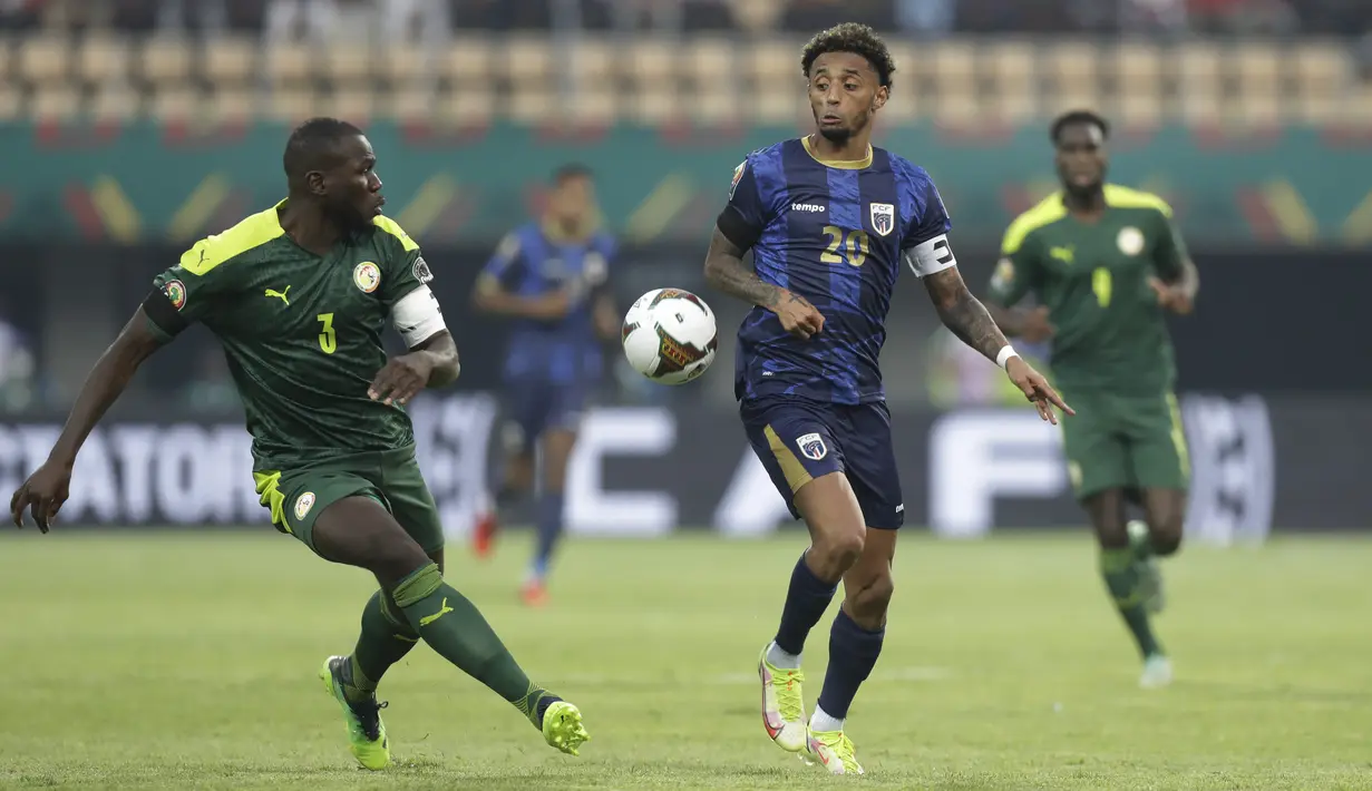 Bek Senegal, Kalidou Koulibaly berebut bola dengan penyerang Cape Verde, Ryan Mendes pada pertandingan 16 besar Piala Afrika 2021 di Kouekong Stadium, Selasa (25/1/2022) malam WIB. Senegal melaju ke perempatfinal setelah susah payah menang 2-0 atas 9 pemain Cape Verde. (AP Photo/Sunday Alamba)