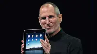 CEO Apple Steve Job memperlihatkan &quot;iPad&quot; yang baru saat peluncuran produk komputer tablet terbaru tanggal 27 Januari 2010. (Antara).