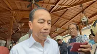 Presiden ke-7 RI Jokowi menanggapi pernyataan Sekjen PDIP Hasto Kristiyanto terkait status keanggotannya yang di PDIP.(Liputan6.com/Fajar Abrori).
