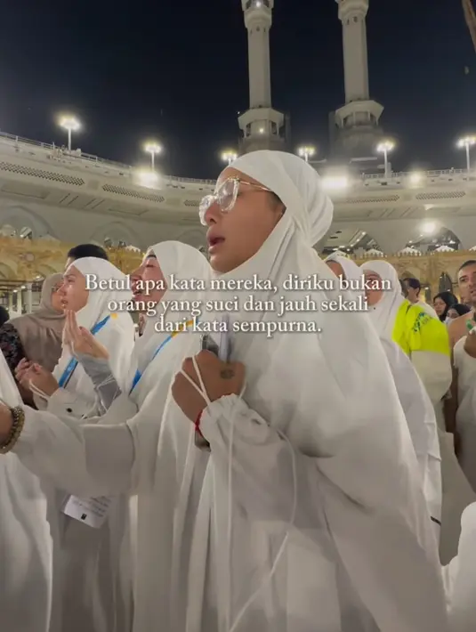 <p>Dia berdoa dan menangis saat mengelilingi Ka'bah atau tawaf. "Allah SWT punya kehendak atas kapan dan apa alasan untuk setiap tamu yang diundangnya," tulisnya di Instagram. (Foto: Instagram/ narinkovilda)</p>