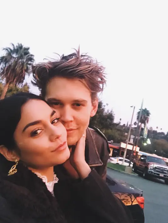 Vanessa Hudgesns juga tak jarang pamer kemesraannya bersama dengan Austin Butler. (instagram/vanessahudgens)