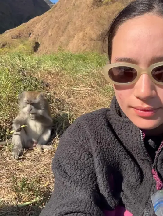 Aktivitas mendaki gunung ini diakui Tatjana untuk membantunya melawan kecemasan dan rasa takut berlebihan. [@tatjanasaphira]