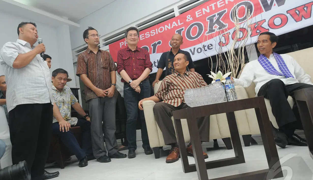 Jokowi tampak berbincang dengan para pengusaha dalam pertemuan dukungan terhadap Jokowi sebagai presiden di Jalan Subang, Jakarta Pusat, Jumat (30/5/2014) (Liputan6.com/Herman Zakharia).