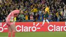 Pemain Timnas Australia, Sam Kerr melakukan selebrasi setelah mencetak gol penyeimbang 1-1 ke gawang Timnas Inggris pada laga semifinal Piala Dunia Wanita 2023 di Stadium Australia, Sydney, 16 Agustus 2023. (AP Photo/Rick Rycroft)