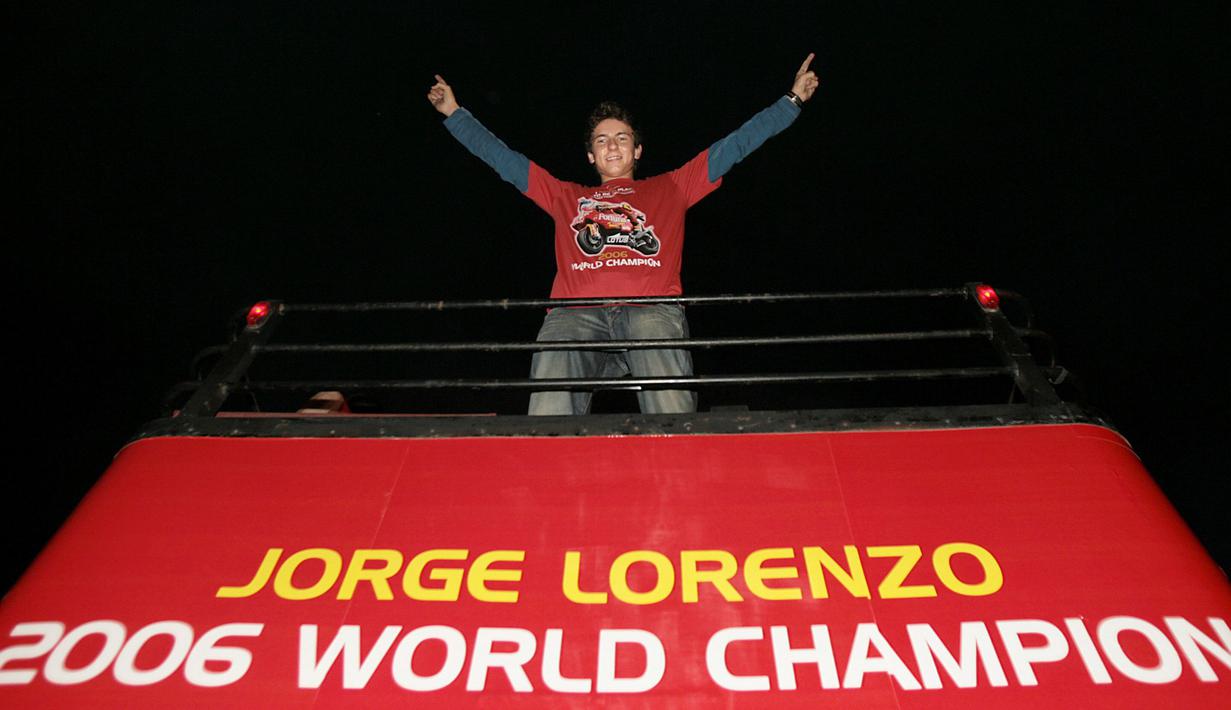 Jorge Lorenzo merayakan gelar juara dunia 250cc dalam sebuah parade di Palma de Mallorca, Spanyol, (30/10//2006). (AFP Photo/Jaime Reina)