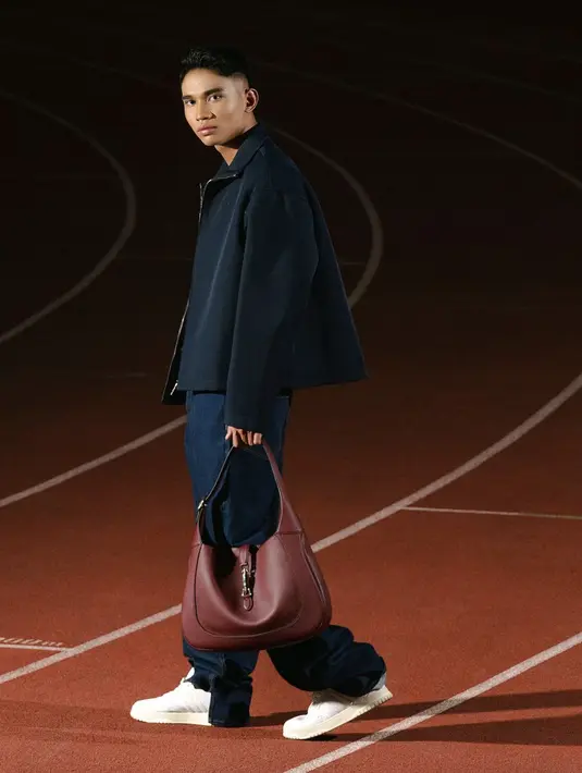 <p>Ia juga tampil dengan Gucci Jackie 1961 Shoulder Bag yang dipadukan dengan gaya preppy. [Foto: Instagram/ Marselino Ferdinan]</p>
