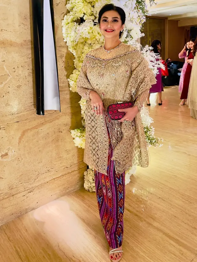 Potret Bella Saphira saat Pakai Kebaya, Penampilan saat Mantu Curi Perhatian