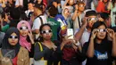 Beberapa warga menggunakan kacamata khusus untuk melihat proses gerhana matahari di sekitar Taman Ismail Marzuki, Jakarta, Rabu (9/3/2016). Di Jakarta, fenomena gerhana matahari 90% bisa diamati selama 2,11 menit. (Liputan6.com/Helmi Fithriansyah)   