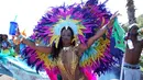 Seorang penari mengenakan kostum berpose untuk difoto sebelum mengikuti perayaan Hari Pahlawan Nasional di St. David's, Bermuda (19/6). (AFP Photo/Don Emmert)