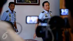 Wakasau Marsekal Madya TNI Hadiyan Sumintaatmadja memasuki ruang konferensi pers di Lanud Halim Perdanakusuma, Jakarta, Minggu (18/12). Wakasau Hadiyan memastikan, pesawat Hercules TNI AU yang jatuh di Wamena layak terbang. (Liputan6.com/Johan Tallo)