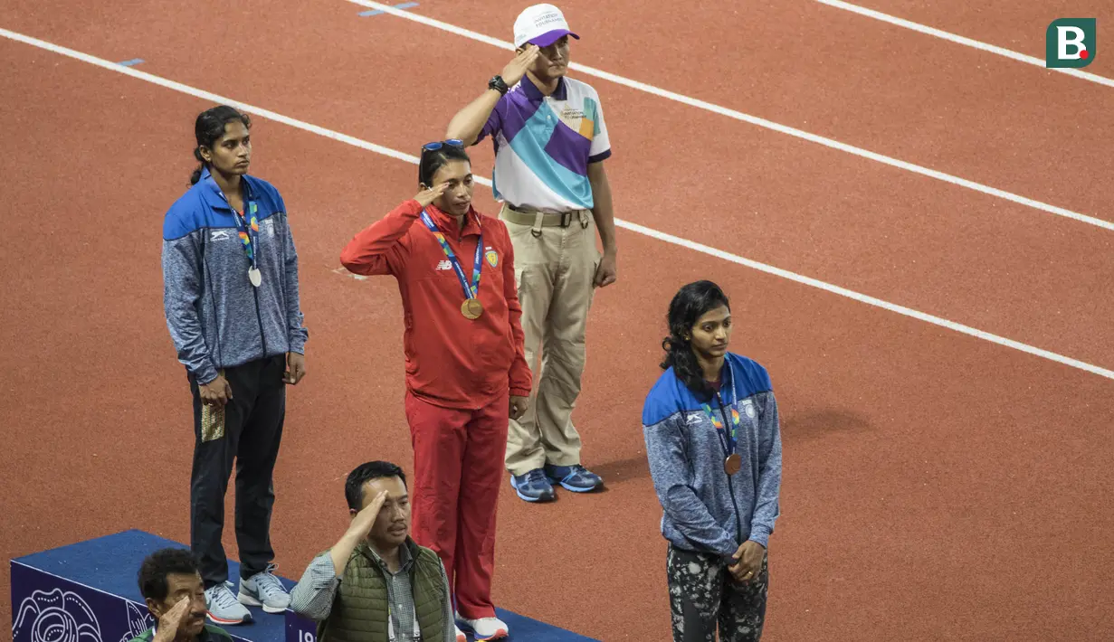Atlet Indonesia, Maria Londa, hormat usai pengalungan medali pada Invitation Tournament cabang atletik nomor lompat jauh di SUGBK, Jakarta, Minggu (11/2/2018). Dirinya meraih emas dengan lompatan terjauh 6,43 meter. (Bola.com/Vitalis Yogi Trisna)