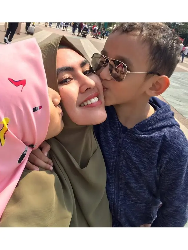 Jadi Ibu Sambung, Ini 6 Momen Keakraban Kartika Putri Bareng Ketiga Anak Habib Usman