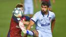 Striker Atletico Madrid, Diego Costa, berebut bola dengan gelandang Osasuna, Jon Moncayola, pada laga lanjutan La Liga pekan ke-29 di Stadion El Sadar, Pamplona, Kamis (18/6/2020) dini hari WIB. Atletico menang telak 5-0 atas Osasuna. (AFP/Ander Gillenea)