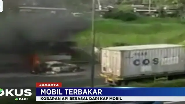 Mobil Mewah Hangus Terbakar di Tol Jorr Pasar Rebo