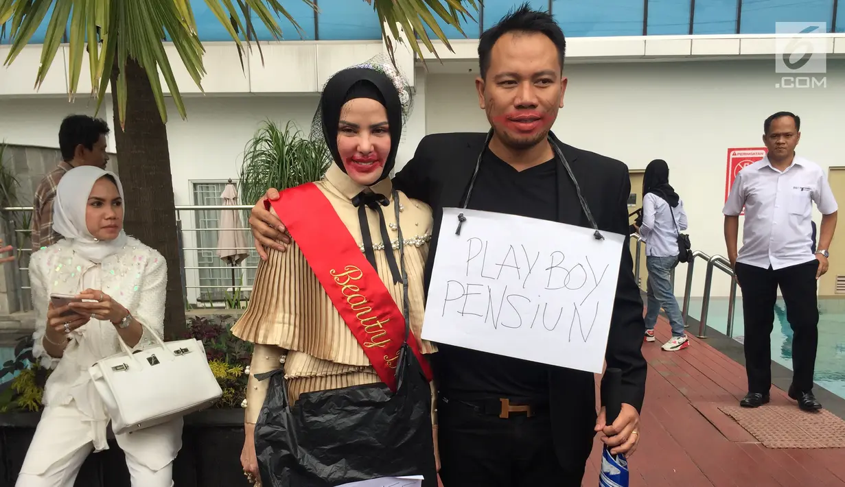 Aktris Angel Lelga dan suaminya Vicky Prasetyo berpose untuk difoto saat mengikuti rangkaian acara 'Bridal Shower' di Jakarta, Kamis (25/1). Dalam acara ini Angel dan Vicky didandani sejelek mungkin oleh teman-teman mereka.(Liputan6.com/Immanuel Antonius)