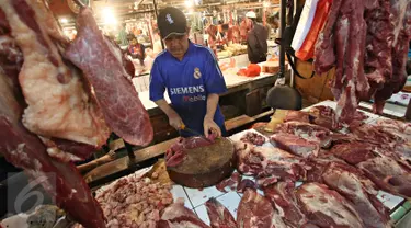 Pedagang memotong daging sapi di Pasar Senen, Jakarta, Senin (25/1). Peraturan Pemerintah yang membebankan pajak 10% untuk setiap penjualan sapi impor berdampak pada naiknya harga daging sapi di sejumlah pasar tradisional. (Liputan6.com/Immanuel Antonius)