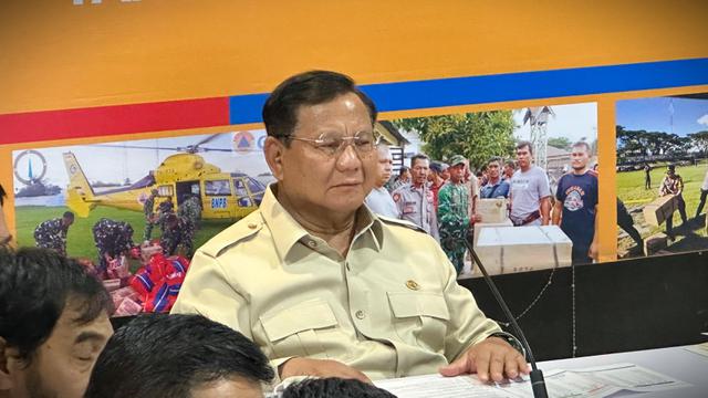 Presiden Prabowo Subianto menggelar rapat terbatas bersama sejumlah anggota Kabinet Merah Putih di posko terpadu penanganan bencana banjir di Lanud Sultan Iskandar Muda, Provinsi Aceh.