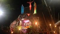 Pada puncak perayaan Semena Santa, warga Larantuka mengarak patung Yesus dan Maria. (Foto: Christina Nila)