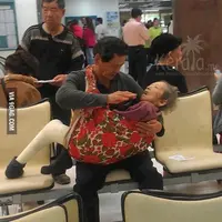 Seorang pria patuh baya menggendong ibunya yang sakit menjadi viral di media sosial. (Sumber Foto: viral4real)