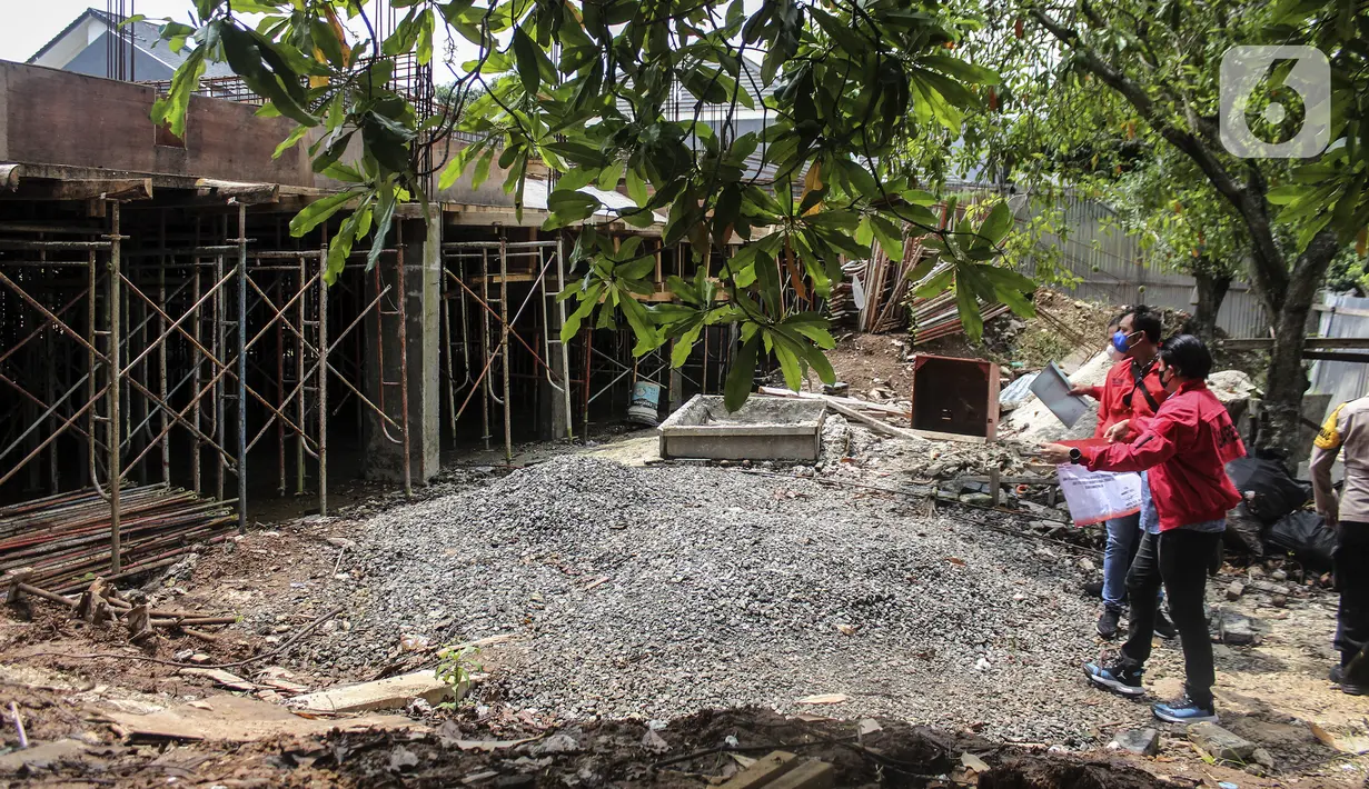Penyidik Bareskrim Polri saat menyegel rumah yang diduga milik Indra Kesuma atau Indra Kenz di Cluster Narada Sutera Alam Sutera, Serpong Utara, Tangerang Selatan, Jumat (18/3/2022). Bareskrim terus mengejar aliran dana Indra Kenz dalam kasus investasi bodong dan penipuan. (Liputan6.com/JohanTallo)