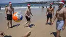 Pengunjung dan penduduk lokal berbondong-bondong ke Pantai Bondi yang ikonik di Sydney untuk menghabiskan waktu bersama keluarga dan teman-teman di Hari Natal.  (AP Photo/Rick Rycroft)