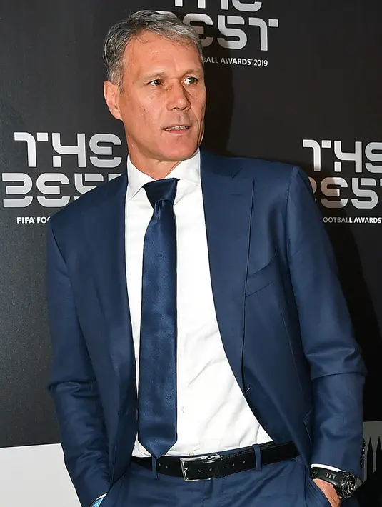 Mantan penyerang AC Milan asal Belanda Marco Van Basten berpose saat tiba menghadiri The Best FIFA Football Awards 2019 di Teatro alla Scala di Milan (23/9/2019). (AFP Photo/Tiziana Fabi)
