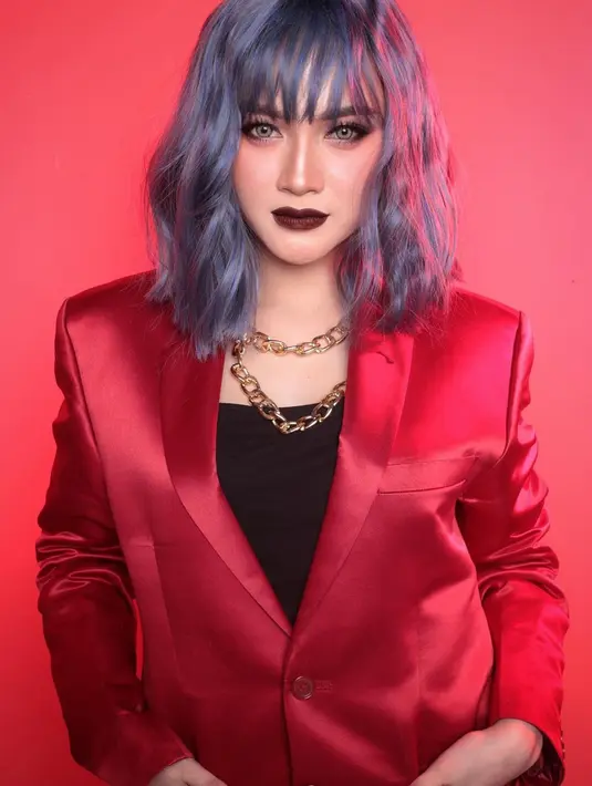 Tidak hanya tampil dalam makeup yang mainstream. Dalam beberapa pemotretannya ia tampil dengan warna rambut yang mencolok. Selain itu dipadukan dengan makeup tebal membuatnya makin menawan. (Liputan6/IG/@arlidaputrii)