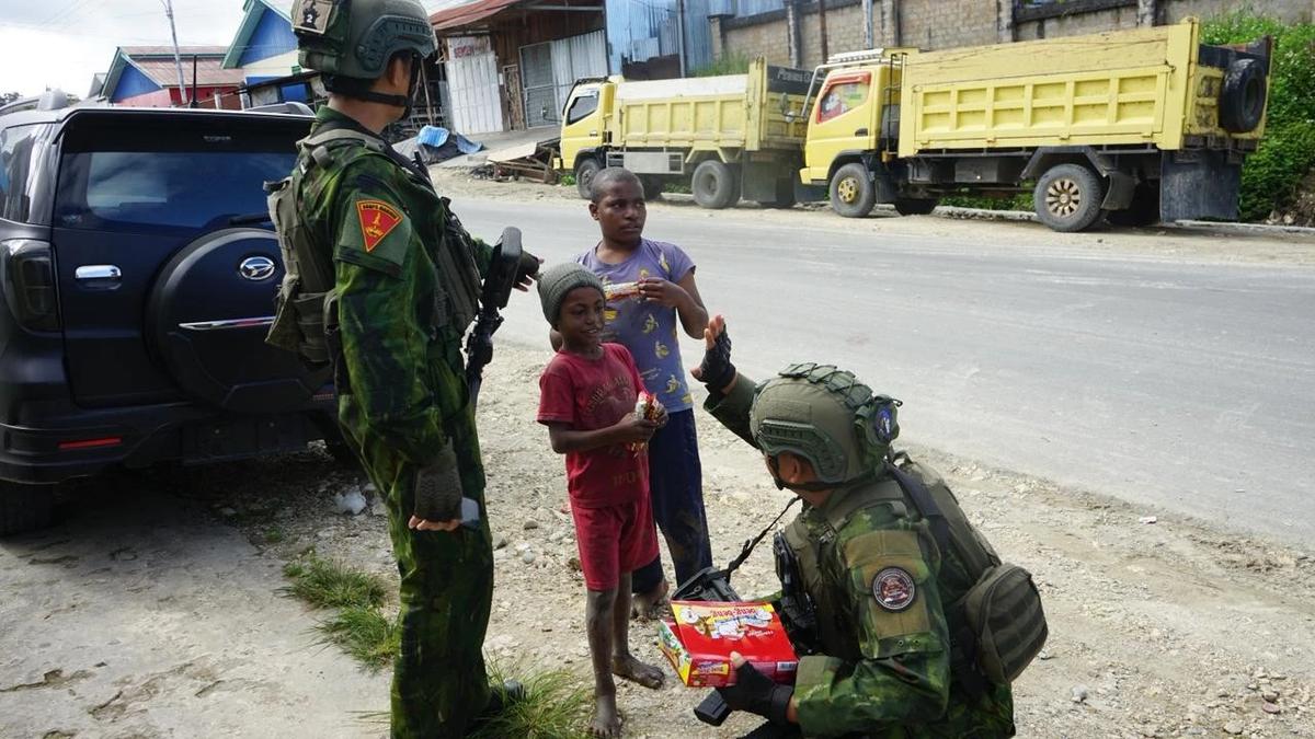 FOTO: Satgas Marinir TNI AL Gelar Patroli Humanis di Paniai Papua Tengah