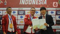 Ketua Umum PSSI, Mochammad Iriawan (tengah) bersama pelatih baru Timnas Indonesia, Shin Tae-Yong usai penandatanganan kontrak di Ruang VVIP Stadion Pakansari, Kab Bogor, Jawa Barat, Sabtu (28/12/2019). Shin Tae-Yong menjadi pelatih Timnas Indonesia selama 4 tahun. (Liputan6.com/Helmi Fithriansyah)