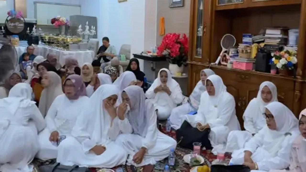 7 Potret Pengajian Sederhana Frans Faisal Jelang Menikah, Gaya Hijab Fuji Menawan