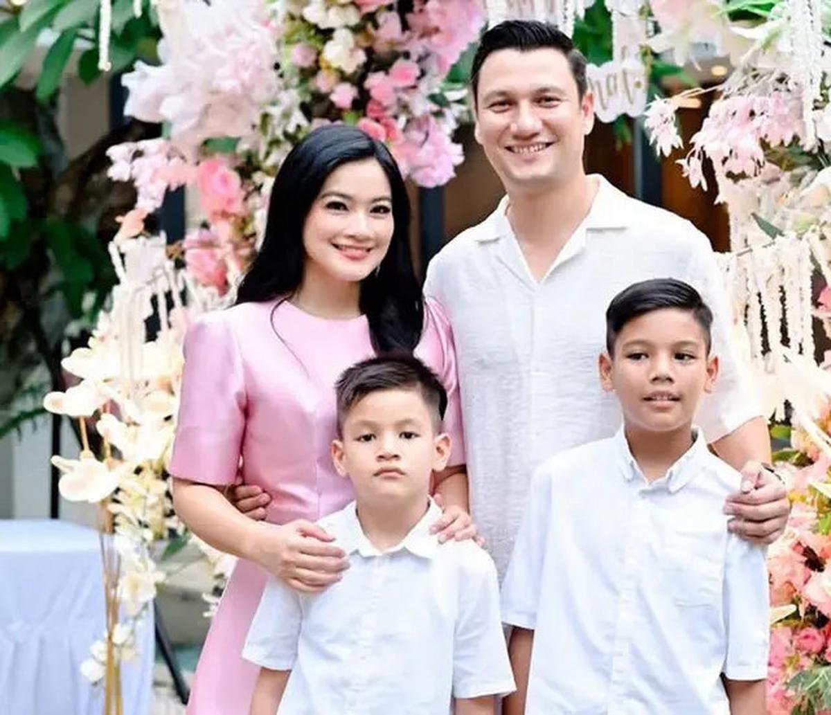 6 Potret Titi Kamal bak Barbie Awet Muda Dibalut Dress Pink saat Rayakan Pesta Ulang Tahun ke-43 di Rumahnya