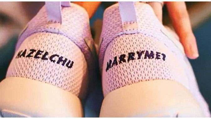 Berbeda Pria  Ini Melamar Kekasihnya Lewat Sepasang Sepatu  