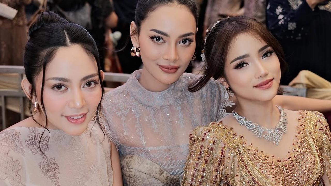 Potret Fuji di Resepsi Pernikahan Frans Faisal dan Indah, Tampil Menawan dengan Kebaya Modern Bernuansa Gold