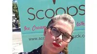 Mirip Norman Kamaru, Bintang Baywatch Nicole Eggert Jual Es Krim