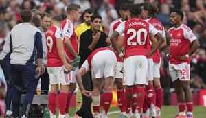 Mikel Arteta memberikan instruksi pada skuad Arsenal di laga lawan Manchester City di pekan kelima Liga Inggris 2025/26 di Emirates Stadium, Minggu (21/09/2025). (AP Photo/Kin Cheung)