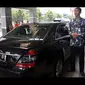 Seorang Paspampres tampak berjaga di dekat mobil mercedez benz bernomer B 1190 RFS yang dinaiki Jokowi, Jakarta, Sabtu (23/8/2014) (Liputan6.com/Miftahul Hayat) 