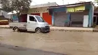 Jalan yang rusak dan banjir membahayakan pengendara