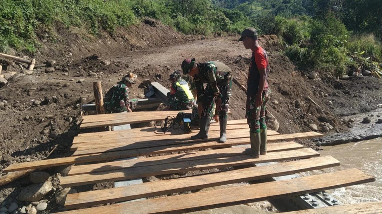 Momen Gotong Royong TNI AD dan Warga Bangun Jembatan Darurat di Burlah Aceh Tengah, Akses Desa Segera Difungsikan
