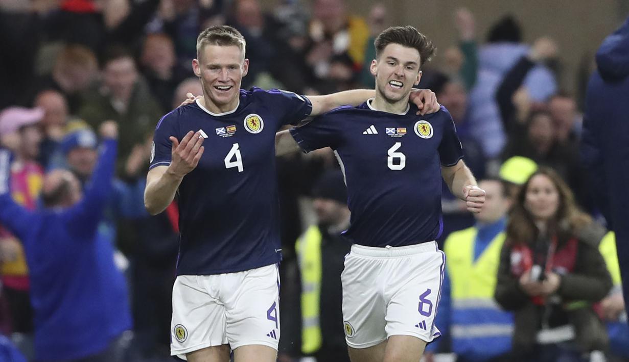 Pemain Skotlandia, Scott McTominay (kiri) melakukan selebrasi setelah mencetak gol kedua timnya ke gawang Spanyol pada matchday kedua Kualifikasi Euro 2024 di Hampden Park, Glasgow, Skotlandia, Rabu (29/03/2023) WIB. Skotlandia berhasil menang dengan skor 2-0. (AP Photo/Scott Heppell)