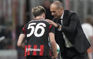 Pelatih AC Milan, Massimiliano Allegri, memberikan instruksi kepada Alexis Saelemaekers saat laga Serie A melawan Cremonese di Stadion San Siro, Milan, Italia, Sabtu, 23 Agustus 2025. (AP Photo/Luca Bruno)