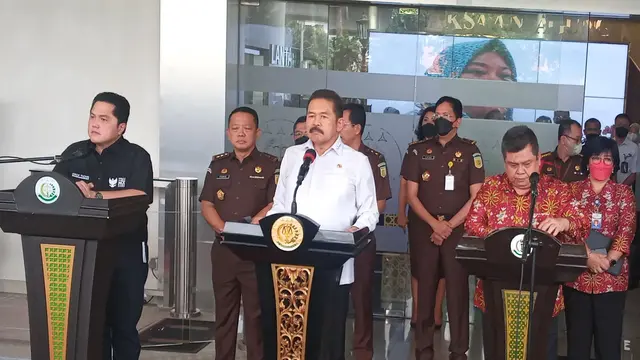 Konferensi pers penetapan tersangka dalam Perkara PT Garuda Indonesia oleh Jaksa Agung Sanitiar Burhanudin, Menteri BUMN Erick Thohir, dan Ketua BPKP Muhammad Yusuf Ateh. (Arief/Liputan6.com)