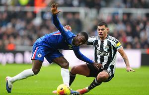Bruno Guimaraes dan Moises Caicedo berebut bola dalam laga Liga Inggris antara Newcastle vs Chelsea di St. James Park, 20 Desember 2025. (Owen Humphreys/PA via AP)