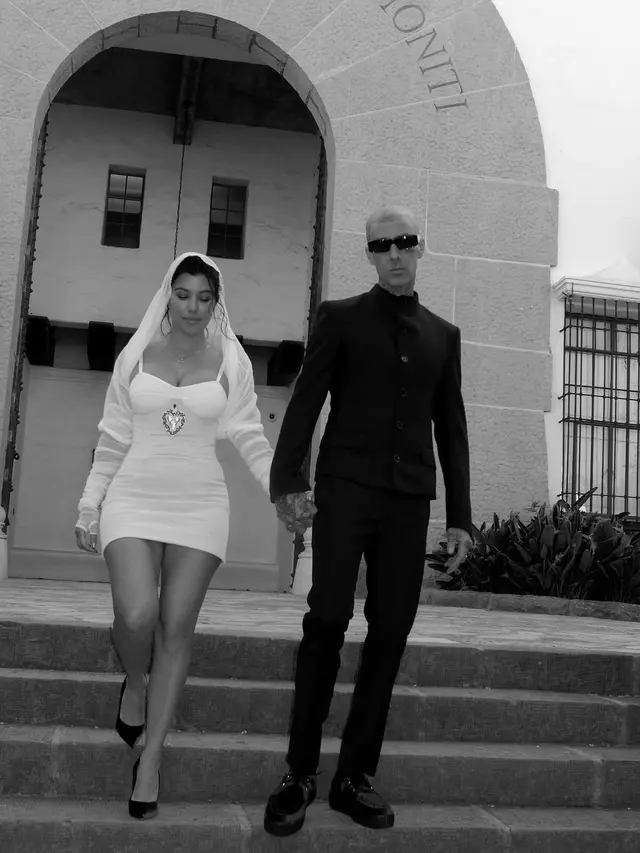 Selebrasi Sederhana Kourtney Kardashian Menikah Secara Legal dengan Travis Baker, Kenakan Gaun Mini dan Veil Dramatis