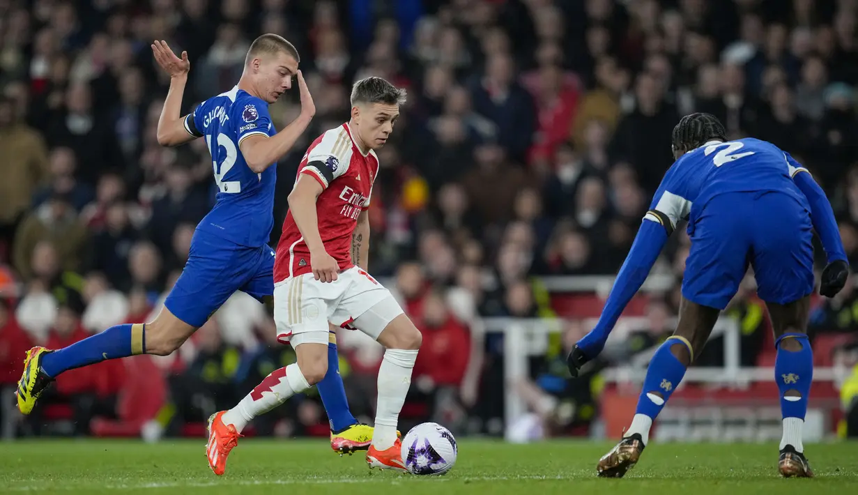 <p>Kemenangan besar ini menjadikan Arsenal masih kokoh di puncak klasemen Liga Inggris dengan perolehan 77 poin, atau unggul 3 poin dari Liverpool di posisi 2. (AP Photo/Kin Cheung)</p>