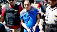 Edison Irawan alias Aseng bin Firdaus diseret polisi saat memasuki lokasi rekonstruksi kerusuhan Rutan Malabero, Bengkulu (Liputan6.com/Yuliardi Hardjo Putra)