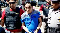 Edison Irawan alias Aseng bin Firdaus diseret polisi saat memasuki lokasi rekonstruksi kerusuhan Rutan Malabero, Bengkulu (Liputan6.com/Yuliardi Hardjo Putra)