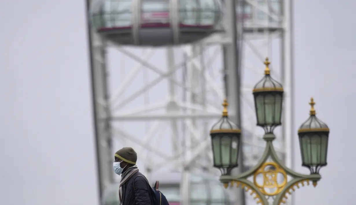 Seorang pejalan kaki berjalan di atas Jembatan Westminster di London, Senin (10/1/2022). Penasihat pemerintah Inggris telah merekomendasikan untuk tidak memberikan dosis keempat vasksin Covid-19 bagi kelompok usia di atas 80 tahun atau lansia. (AP Photo/Kirsty Wigglesworth)